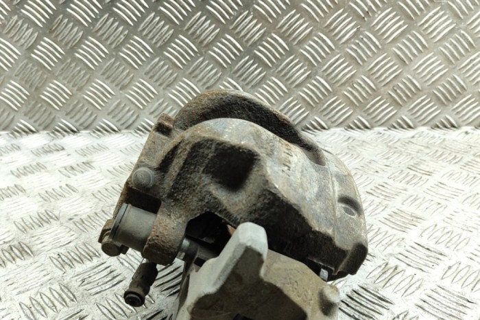 Etrier de fr&acirc;nă dreapta față VOLVO XC60 II 246 2019 OEM: 31471664 23129322
