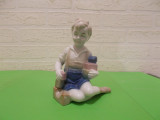 Baiat cu cuburi , FIGURINA vintage din PORTELAN GDR Lippelsdorf 1877 , BIBELOU