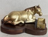 M&acirc;nz odihnindu-se la adapatoare - statueta din fonta cu postament din lemn, artizanat industrial din Epoca de Aur