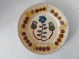 Farfurie ceramica, anii 80, lucrata manual, 19cm diametru, cu gauri pentru agatatoare