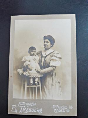 Fotografie pe carton, femeie cu copil, perioada interbelica foto