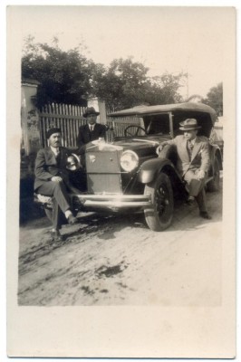 AD 1057 C. P. VECHE - TREI DOMNI IN TINUTA DE EPOCA SI O MASINA ASEMENEA -PATATA foto