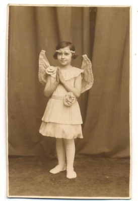 AD 1756 C.P.VECHE- FETITA IN TINUTA DE EPOCA LA SERBARE - ELENA TOMESCU- RITTA foto