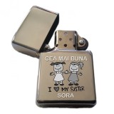 Bricheta Metalica Tip Zippo Gravata cu Textul " Cea Mai Buna Sora", 6 cm, Argintiu