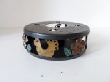Suport lumanare pt tinut cafeaua / mancare calda, metal, decor cocosi si flori