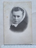 Fotografie portret interbelic &ndash; t&acirc;nără cu eșarfă &ndash; cca. 1930&ndash;1940 &ndash; dedicație