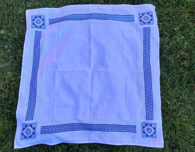 Fata de masa, lucru manual, cusatura de mana pe panza, model rustic taranesc, cu fir albastru foto