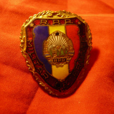 Insigna Militar de Frunte RPR , metal si email , cu surub ,h=3,8cm