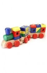 Stacking train. Trenulet din lemn de stivuit foto