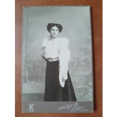 Fotografie femeie, pe carton, sfarsit de secol XIX