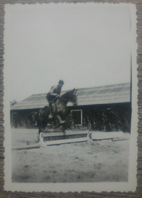 Barbat calare in cursa cu obstacole// fotografie perioada interbelica foto