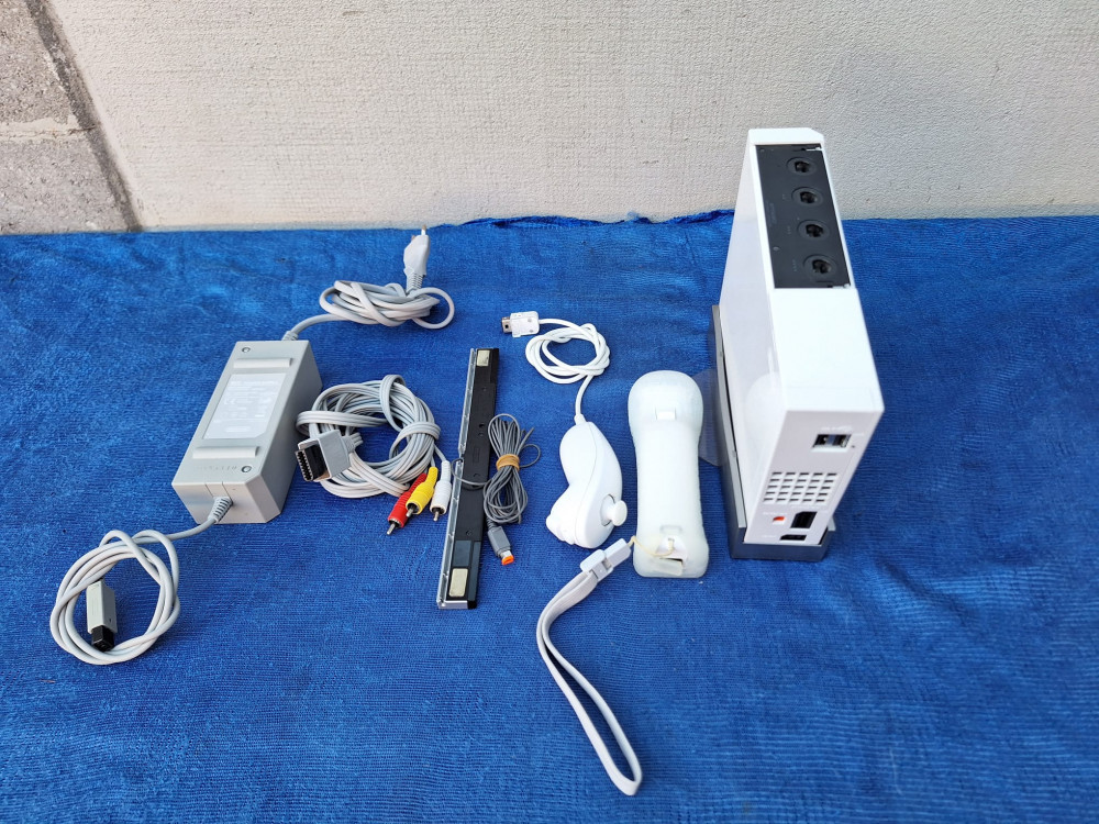 White NINTENDO Wii Consola, Accesorii + Wii Sports Game | Okazii.ro
