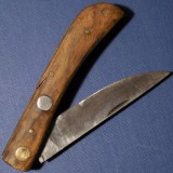 Briceag Țărănesc vechi, cu v&acirc;rf ascuțit - M&acirc;ner din Lemn, cu Nituri de Alamă