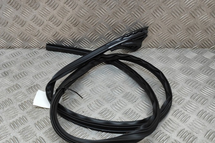 Garnitura ușă st&acirc;nga față TESLA MODEL Y 2022 OEM: 1497677-00-B | 23131752