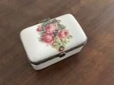 Cutie decorativa din portelan decorat cu motive florale
