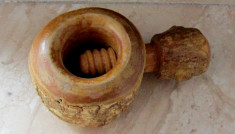 Tehnica populara din lemn de mesteacan.Spargator de nuci cu filet.Folk Art. foto