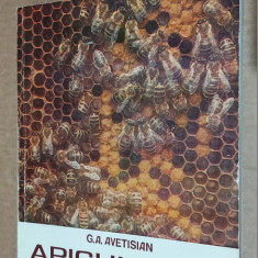 APICULTURA - G. A. Avetisian - Editura Apimondia CARTEA ESTE CA NOUA .