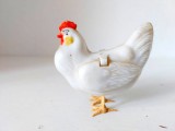 Gaina, jucarie veche romaneasca de plastic, Romania anii &#039;80, 8x9cm, colectie