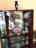 Vitrină veche din lemn cu furnir nucă și sticlă, cu multe obiecte frumoase