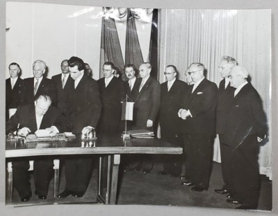 INALTI OFICIALI STRAINI , LA SEMNAREA UNUI TRATAT , FOTOGRAFIE DE GRUP , ANII &amp;#039; 50 -&amp;#039; 60 foto