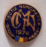 Cercul numismatic CCA - Casa Centrala a armatei din Bucuresti, anul 1976, insigna email la cald varianta de 2 cm dimensiune, Romania de la 1950