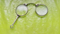 G346-Lornion pliant vechi de colectie alama argintie in stare buna functional splendid realizat cu 1 lentila zgariata.