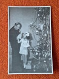 fotografie veche romaneasca - sarbatorile de iarna - pomul de Craciun, fetita cu papusi - jucarii