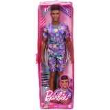 Papusa Barbie Fashionistas baiat cu tinuta lejera multicolora