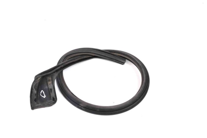 Ornament vertical parbriz dreapta VW ROUTAN 2013