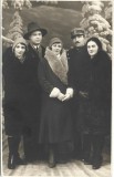 P3240N Fotografie de grup, femei, domn și ofițer rom&acirc;n, studio Foto Select Aizicovici, Iași, perioada interbelică