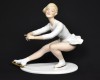 Statueta din portelan Wallendorf semnata de artist Kurt Steiner - Patinatoare / patinaj artistic pe gheata