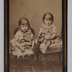 FOTOGRAF CARL BOMCHES , BUZAU , DOUA FETITE IN STUDIO , FOTOGRAFIE C.D.V. , SFARSITUL SEC. XIX