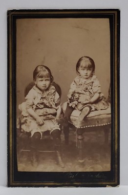 FOTOGRAF CARL BOMCHES , BUZAU , DOUA FETITE IN STUDIO , FOTOGRAFIE C.D.V. , SFARSITUL SEC. XIX foto
