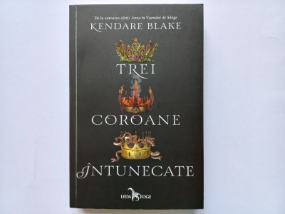 TREI COROANE INTUNECATE- KENDARE BLAKE, APROAPE NOUĂ foto