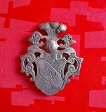 H403-I-Insigna veche Heraldica Cavaler Medieval personalizata LA anii 1900, maxim interbelica- alama argintata 4/3,5 cm.
