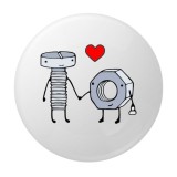 Cumpara ieftin Insigna rotunda metalica surub si piulita indragostite, model cu inimioara rosie, 58 mm