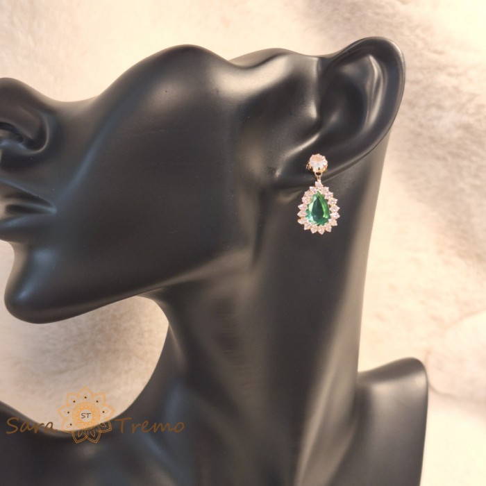 Cercei placati cu aur , model elegant cu cristal verde central