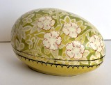 Cutie pentru bijuterii din papier-m&acirc;ch&eacute; cu motiv floral pictat manual - Ou decorativ Brigitte von Boch, eticheta originala