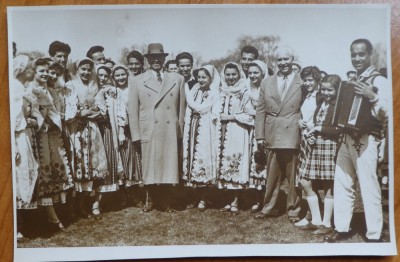 Petru Groza in Parcul Stalin din Bucuresti cu ansamblul Capitalei, 1957 foto