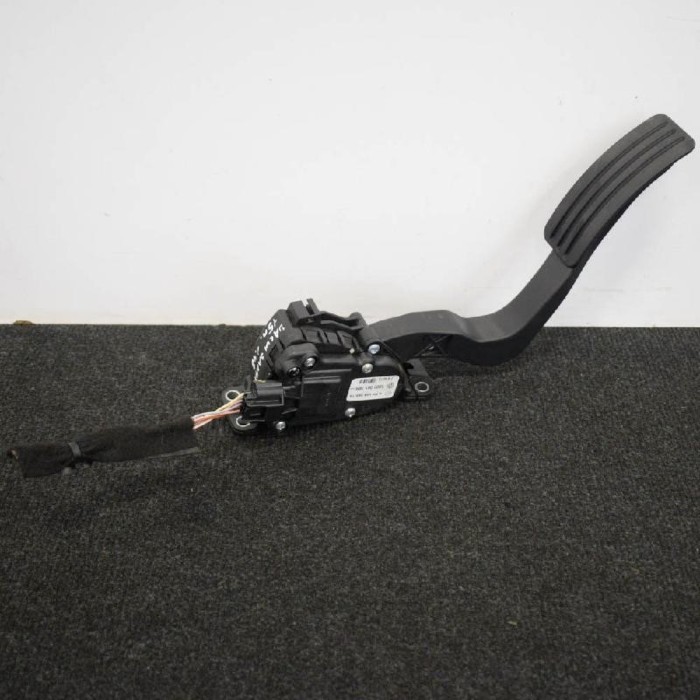 Pedala de accelerație DACIA SANDERO II 2015 OEM: 180106136R 3673717