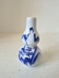 Vaza miniatura portelan pictata manual 9cm stil chinezesc albastru cobalt pe alb decor oriental colectie