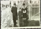 Foto 1943 la Chestura Ploiesti/ Prahova / Maria si Mihai Antonescu, alaturi de fiica lor Ligia / 9x6 cm / istorie locala
