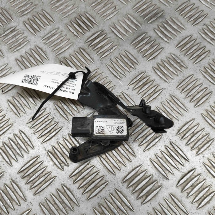 Senzor de nivel &icirc;nălțime st&acirc;nga față PORSCHE Taycan 2022 OEM: 9J0616213,9J0.616.213,6PM012699 25147550