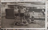 Fotografie de grup cu copii la strand, perioada interbelica// tip CP