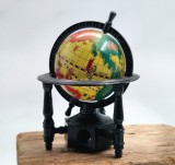 ascutiotoare de creioane din metal sub forma unui glob pamantesc 8,5 cm inaltime