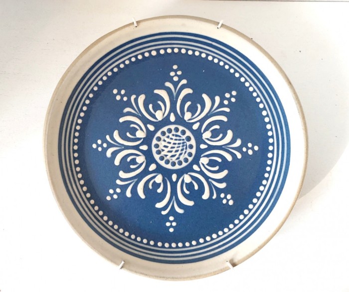 Farfurie ceramica veche 1998 Darmstadt, model etno cu alb in relief pe albastru