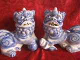 STATUETA FIGURINA BIBELOU FENG SHUI PERECHE CAINI FU FOO PORTELAN CHINA 25 CM