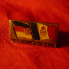 Insigna - Prietenia - DDR- Romania - drapele, metal si email , h=2,5 cm