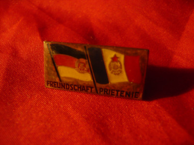 Insigna - Prietenia - DDR- Romania - drapele, metal si email , h=2,5 cm foto