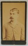 FOTOGRAF SZOLLOSY , BUCURESTI , TANAR CU MUSTATA IN FURCULITA , FOTOGRAFIE C.D.V. , SFARSIT DE SECOL XIX